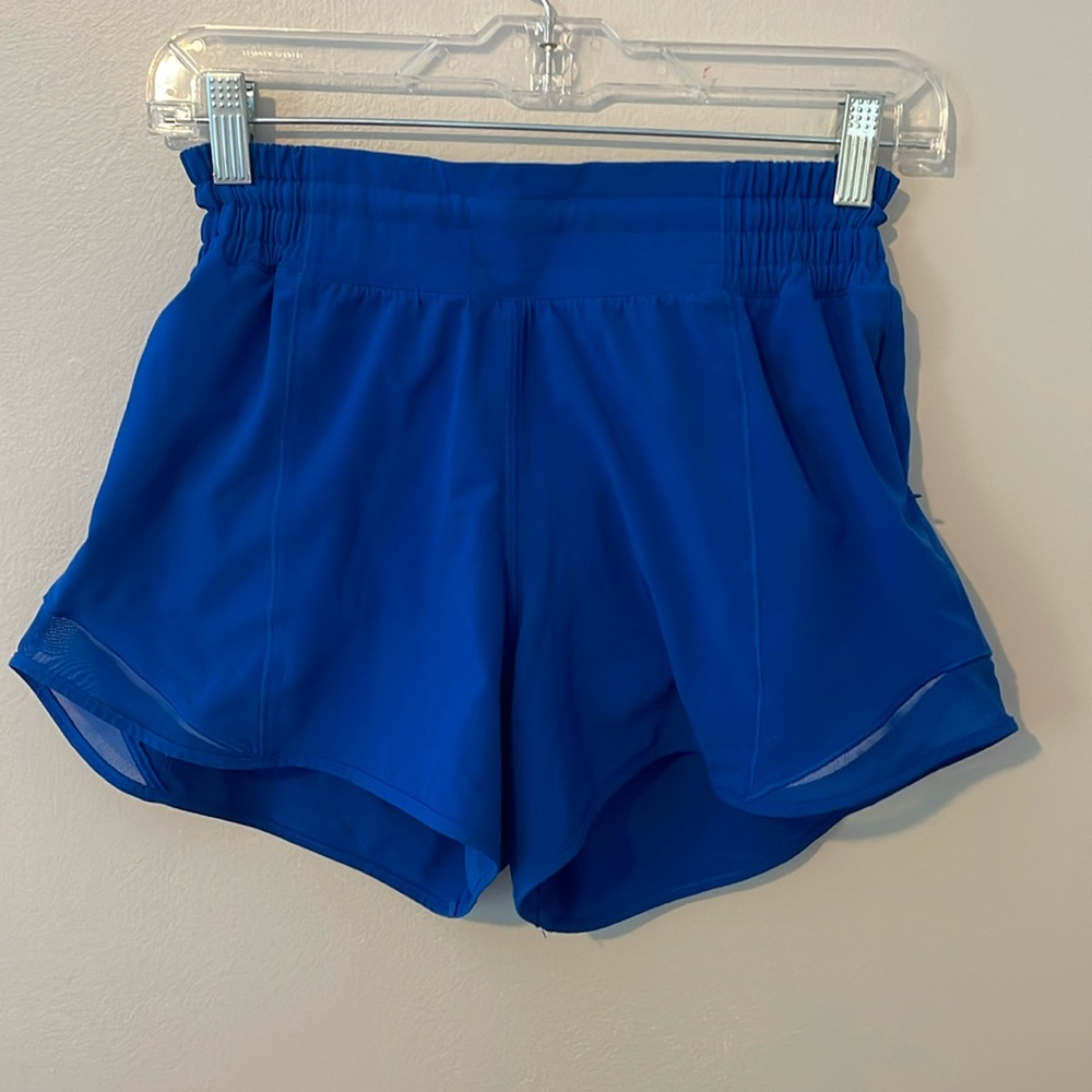 High rise dark blue size 6 4.5” inseam Lululemon shorts. Great condition!